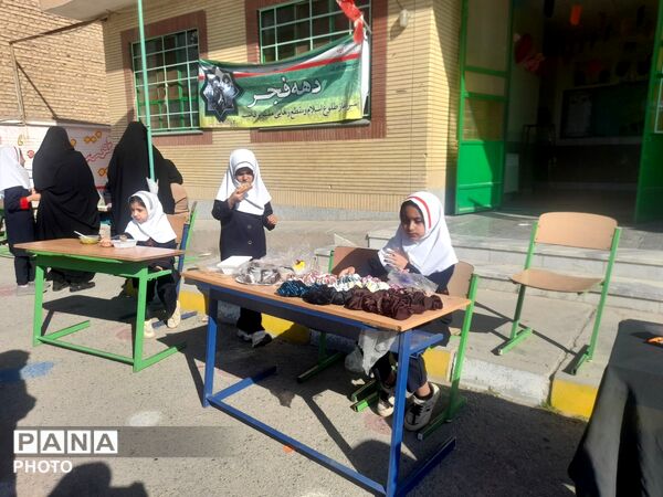 برپایی بازارچه دانش آموزی در مدرسه شهید رزمی خلیل آباد