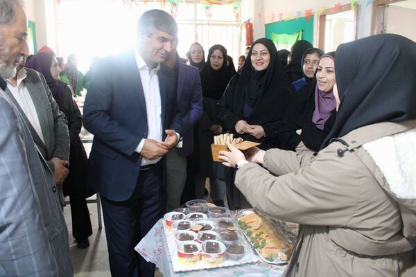  آیین افتتاح جشنواره ماها و ایران‌مون در دبیرستان خدیجه کبری پردیس 