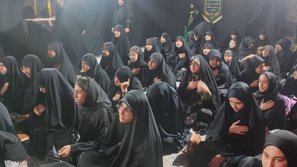 عزاداری نوجوانان بنت الهدی‌ در شب هشتم محرم