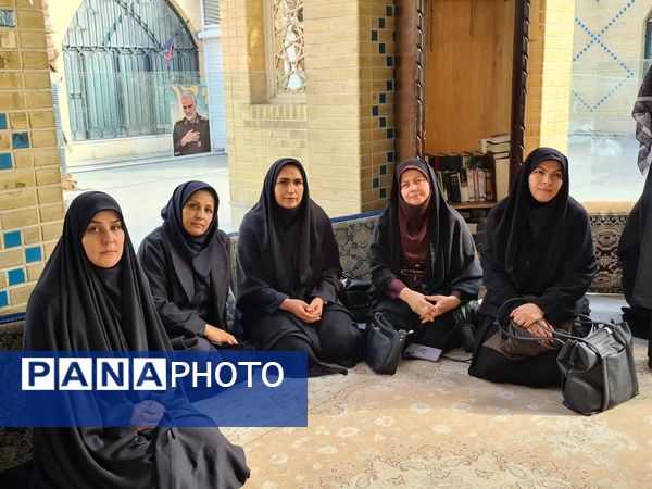 ادای احترام به شهدا توسط دانش‌آموزان دبیرستان فرهنگ ۱۳