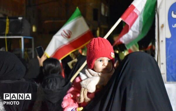 حضور کودکان در راهپیمایی شبانه؛ نشان از سربازان آینده ایران هستند