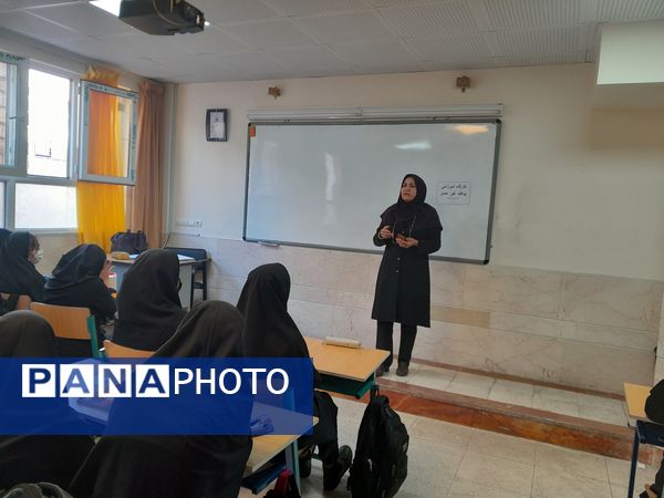 گرامیداشت هفته پدافند غیرعامل در دبیرستان فرزانگان استعداد درخشان شهرستان ملارد