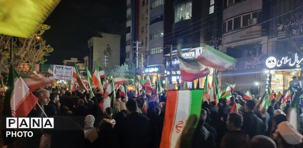 ایستگاه صلواتی سیار مردم در چهل و چهارمین شب از قیام مردم کرج 
