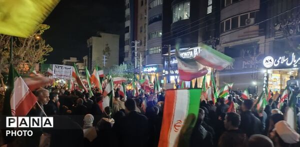 ایستگاه صلواتی سیار مردم در چهل و چهارمین شب از قیام مردم کرج 