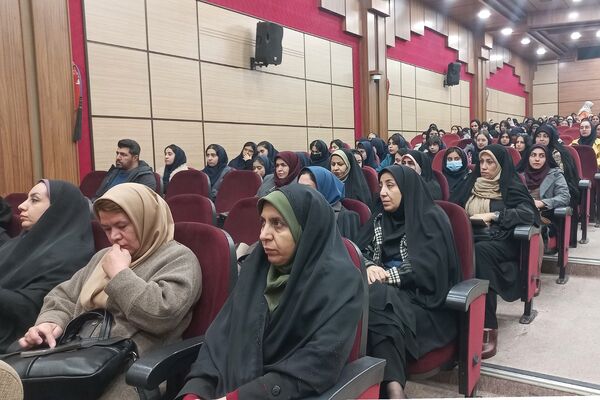 مراسم یلدای مادرانه با حضور فرهنگیان و دانش‌آموزان در اردوگاه شهید منتظری شهریار