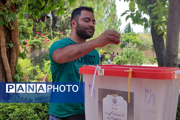 حضور پرشور مردم شیرازدرشعبه اخذ رأی حافظیه 