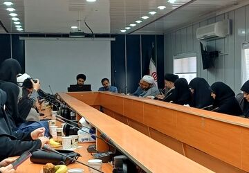 نشست صمیمی مربیان طرح امین و طلاب آموزش استان لرستان با مسئولین