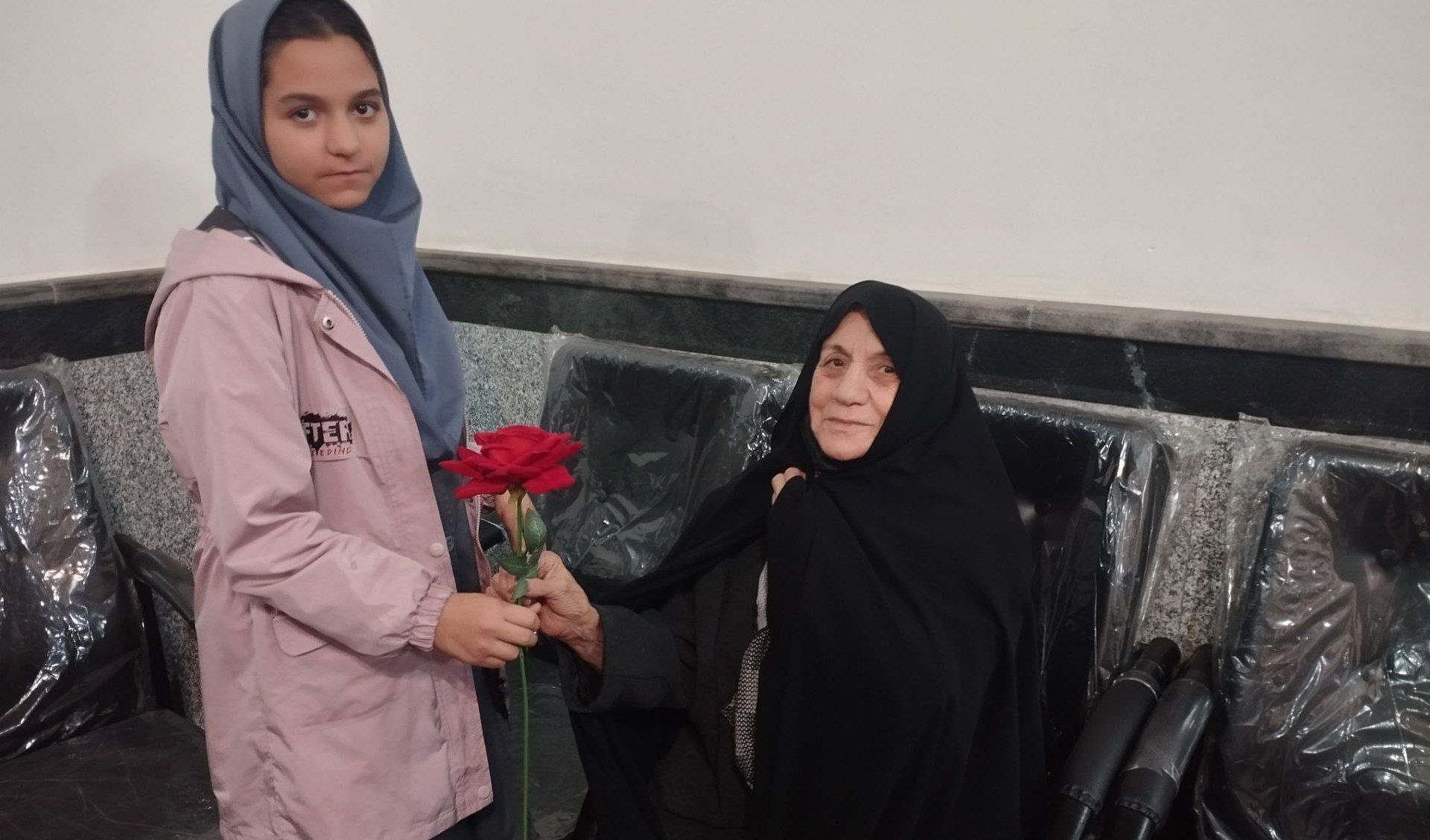 بوسه بر دستان مادر در دبیرستان والدین آناخاتون
