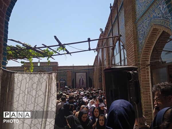 مراسم گرامیداشت رهبر شهید در مسجد جامع سنندج