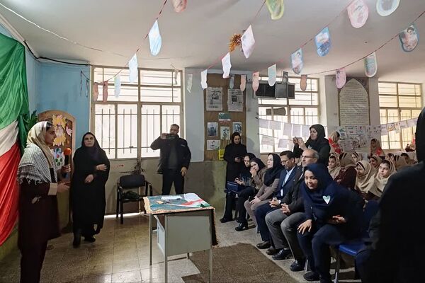 مراسم دهه فجر و برگزاری نمایشگاه دست‌سازهای دانش‌آموزی در دبستان شیخ کلینی