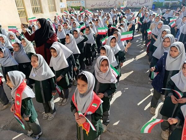 طنین زنگ انقلاب دردبستان خدیجه کبری ابرکوه  