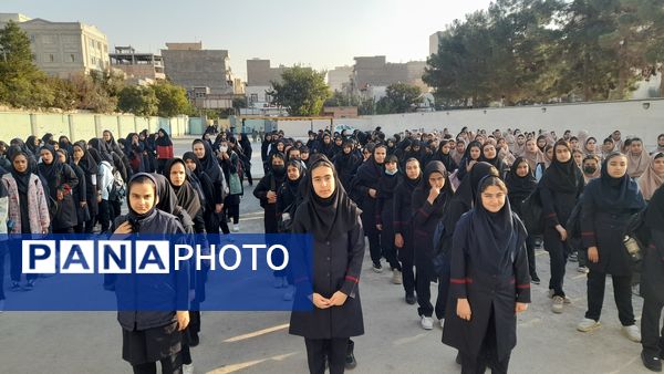 مراسم صبحگاهی در دبیرستان دخترانه عصمت اسلامشهر