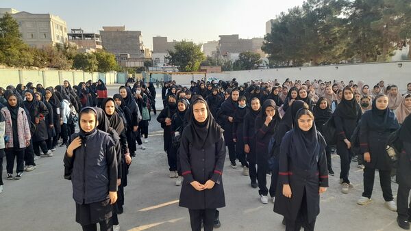 مراسم صبحگاهی در دبیرستان دخترانه عصمت اسلامشهر