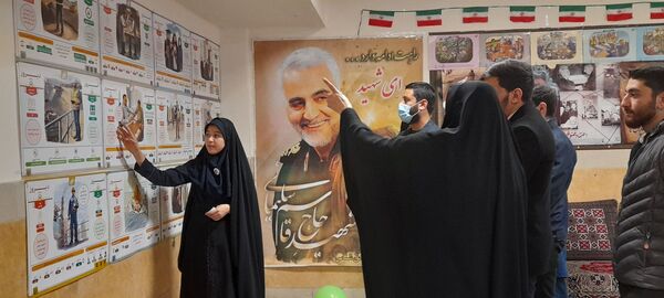 به نمایش گذاشتن گوشه ای از برکات انقلاب اسلامی در مدرسه انقلاب دبیرستان حق شناس2