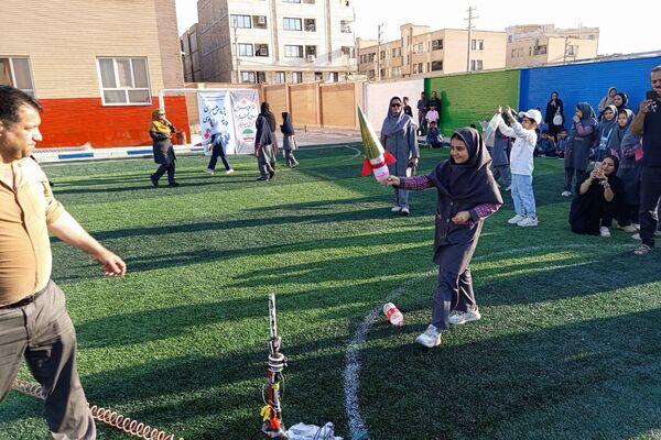 هیجان پرتاب موشک آبی در هفته هوافضا با حضور دانش‌آموزان در پژوهشسرای خواجه نصیرالدین طوسی