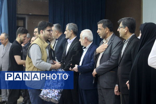 تجلیل از برگزیدگان دبیرستان شهید بهشتی شهرستان بوشهر (2)