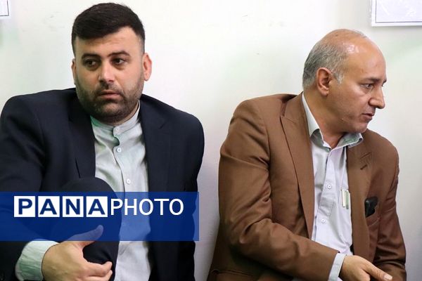 میز خدمت ویژه فرهنگیان در شهرستان پاکدشت به‌مناسبت گرامیداشت هفته معلم 