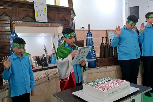 جشنِ تکلیفِ «به وقتِ میهن خدایی» دانش آموزان اشکذری همراه دستبوسی مادر