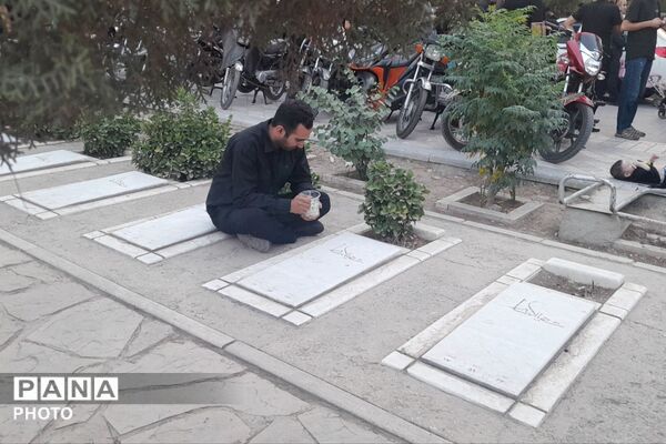 وقتی اشک‌ها با مزارِ شهدا ملاقات می‌کنند