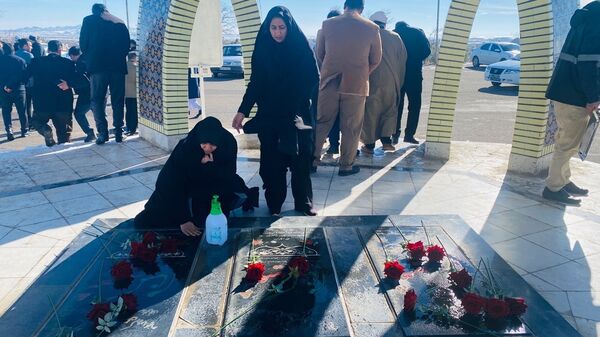 غبار روبی گلزار شهدای گمنام شهرستان باخرز 