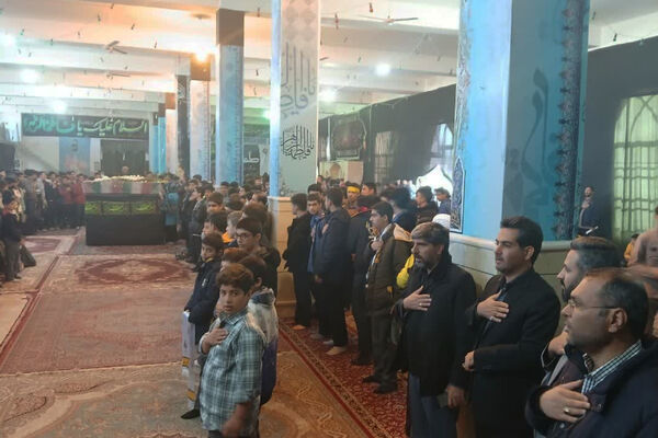 استقبال بی‌نظیر دانش‌آموزان و فرهنگیان شهرستان آباده از شهید گمنام