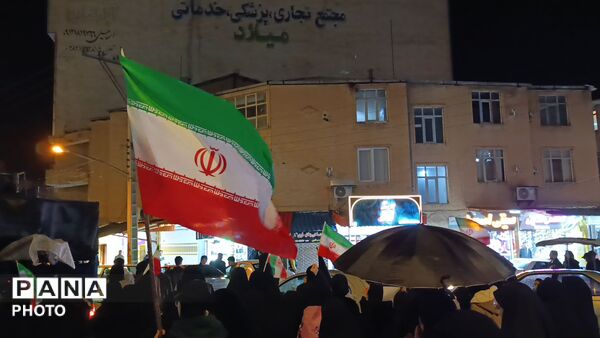 دهه نودی‌ها در زیر چتر انقلاب 
