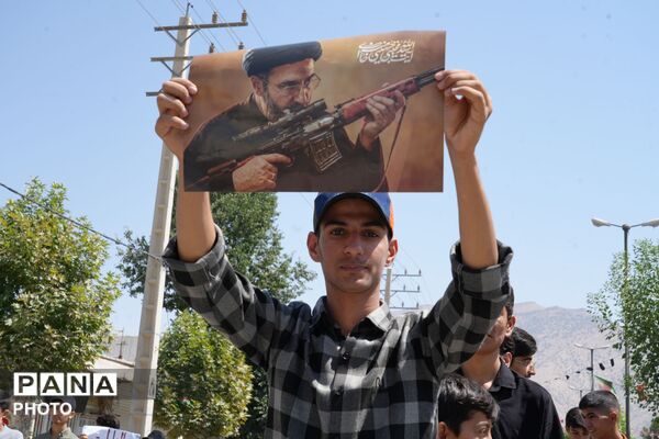 تجمع باشکوه مردم لردگان از گلزار شهدا تا مزار شهدای گمنام چشمه‌برم 