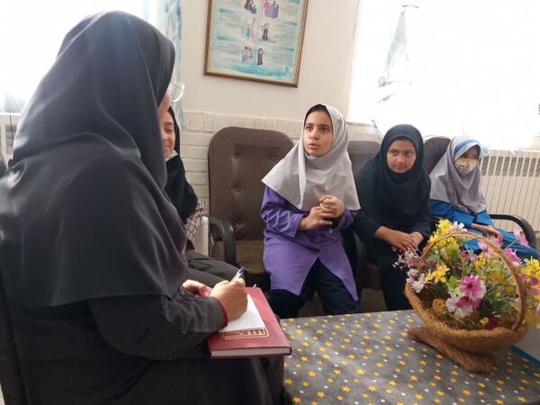 دومین جلسه شورای دانش آموزی در مدرسه تکتم خلیل آباد 
