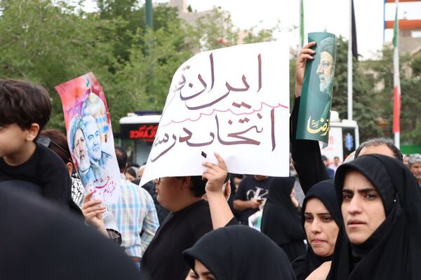 سیل خروشان زائران و مجاوران رضوی در مراسم تشییع پیکر شهدای خدمت