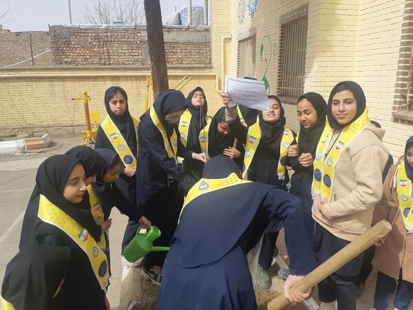 کاشت نهال به مناسبت روز درخت کاری دردبیرستان شهید مجید دهنوی 