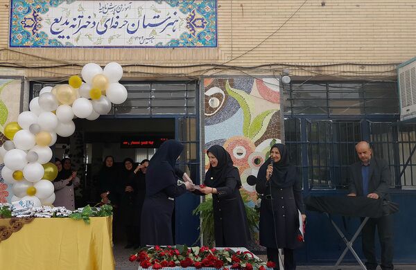 جشن سپاس معلم در هنرستان فنی حرفه‌ای بدیع ناحیه یک