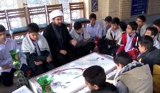 تجدید میثاق دانش‌آموزان مدرسه شاهد معرفت قم با شهید گمنام دفاع مقدس