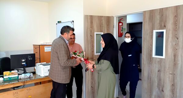 قدردانی دانش‌آموزان از پرستاران در روز پرستار
