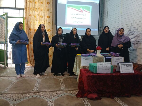 اولین جلسه اولیا و مربیان همراه با انتخابات انجمن اولیا و مربیان در دبیرستان دخترانه میثاق