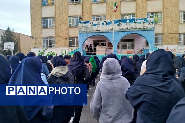 تجلیل از دانش آموزان ممتاز دبیرستان عطیه 
