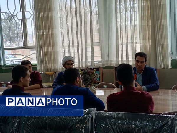 جلسه هم‌اندیشی اعضای شورای دانش‌آموزی دبیرستان نمونه آیت‌الله خامنه‌ای 