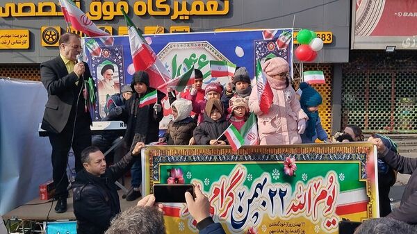 حماسه حضور فرهنگیان و دانش‌آموزان منطقه ۵ در راهپیمایی ۲۲ بهمن