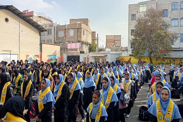 برگزاری همایش وطن‌یار در توحید یک؛ ادای احترام دانش‌آموزان به شهدای جنگ ۱۲روزه با حضور مادر «پسر آسمانی» عرشیان افشارمند در شهرستان قدس