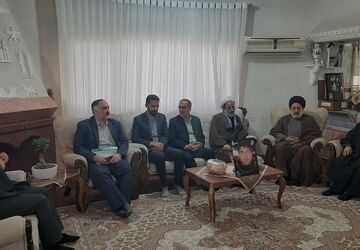 ابلاغ سلام و پیام رهبر انقلاب به خانواده شهدای آملی جنگ رمضان‌