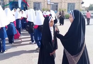 برگزاری جشن عاطفه‌ها در دبستان دخترانه سید کاظم حسینی یزد