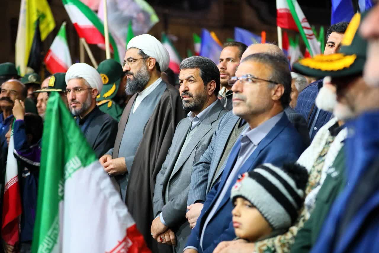 مسئولان در میدان عمل همواره در کنار مردم هستند