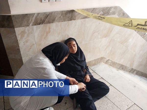 اجرای طرح مانور زلزله در دبیرستان سرافرازان