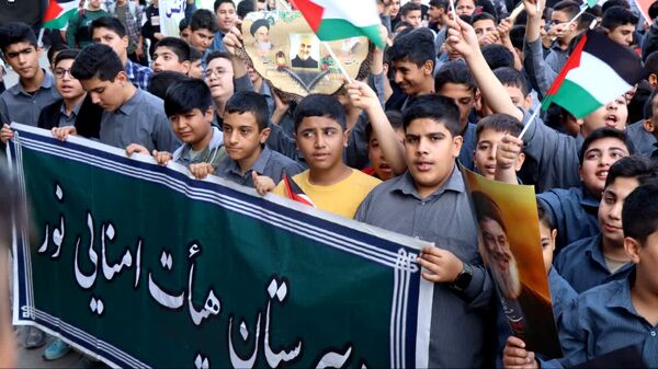  ادای احترام دانش‌آموزان و فرهنگیان شهرستان پاکدشت به مقام شامخ شهیدان مقاومت و شهید سید حسن نصرالله 