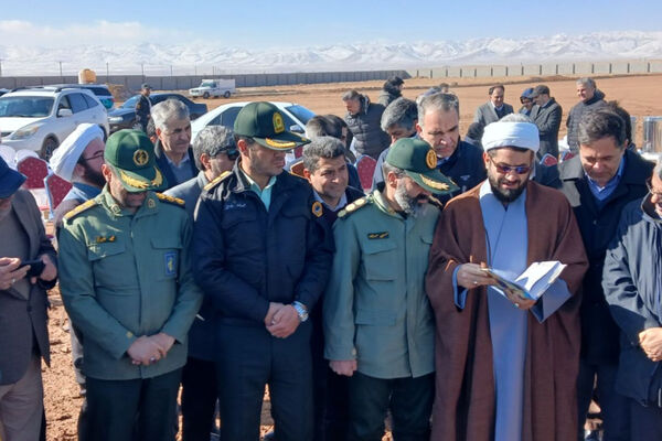 کلنگ زنی و آیین آغاز عملیات اجرایی ساخت مدرسه مسکن ملی آباده با حضور استاندار