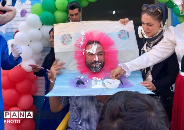 جشن شکوفه ها در دبستان دکتر شهریاری ناحیه ۶