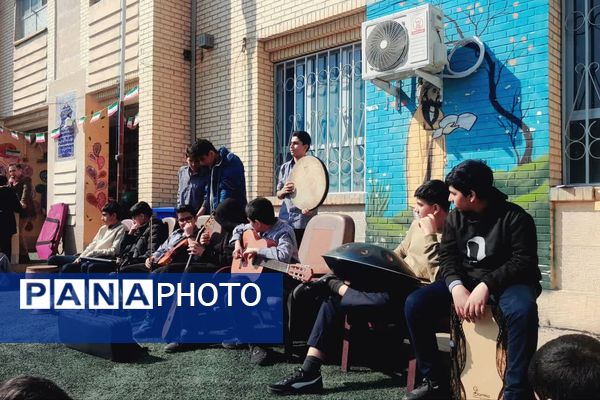 جشن آواها به‌مناسبت دهه فجر در دبیرستان هاشمی رفسنجانی ناحیه 4