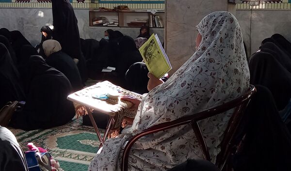 آوای دلنشین دعای عرفه در مساجد شهر بن طنین‌انداز شد