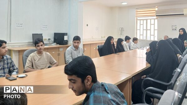 طنین روایت‌ های حماسی دفاع مقدس در کارگاه ترویج فرهنگ ایثار و شهادت دانش‌ آموزی