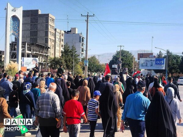 هم‌قدم با خانواده به یاد حماسه‌سازان دفاع مقدس