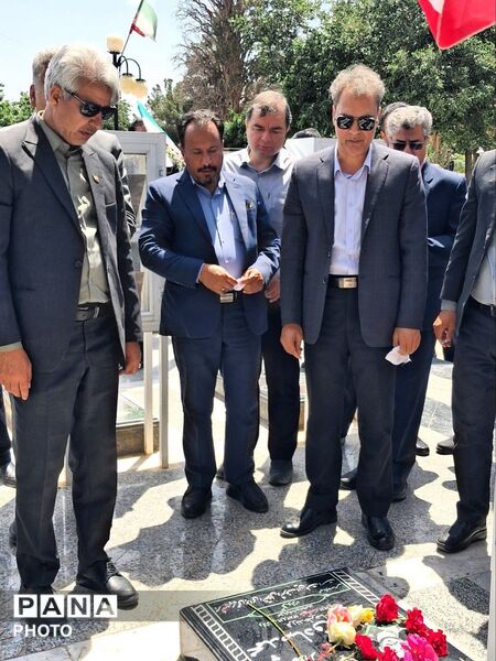 هدیه‌ای از دلِ فرهنگیان کاشمر به آسمان؛ غبارروبی مزار شهدا پیش از نماز جمعه